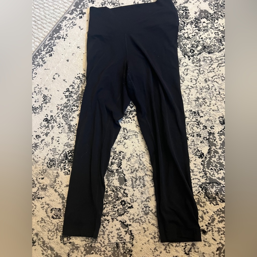 Cropped Aritizia TNA leggings with some pilling size M
